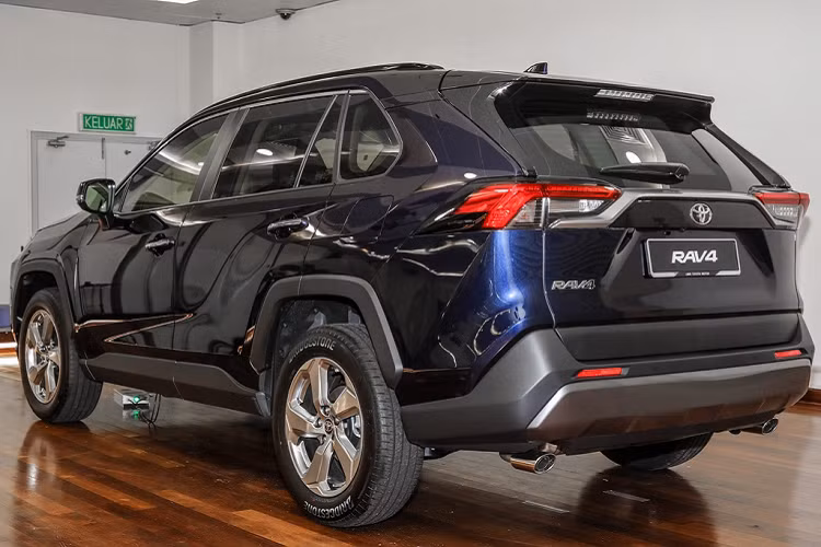 Toyota RAV4 tại Malaysia có tổng cộng 5 tùy chọn màu sắc là đỏ Red Mica, bạc Silver Metalic, xám Gray Metalic, đen Attitude Black và xanh Dark Blue Mica. UMW Toyota Motor công bố giá xe Toyota RAV4 2021 cho bản 2.0L là 47.685 USD (1,1 tỷ đồng) và bản 2.5L là 52.363 USD (1,2 tỷ đồng).