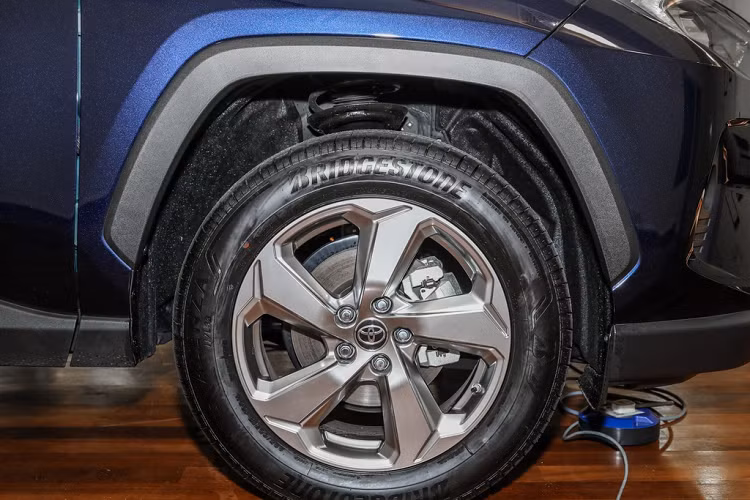 Vẫn giữ nguyên thiết kế truyền thống, RAV4 2021 có kiểu dáng to lớn và vuông vức. Mâm xe 18 inch được làm góc cạnh dạng 5 chấu, đi kèm là bộ lốp Bridgestone Alenza 225/60.