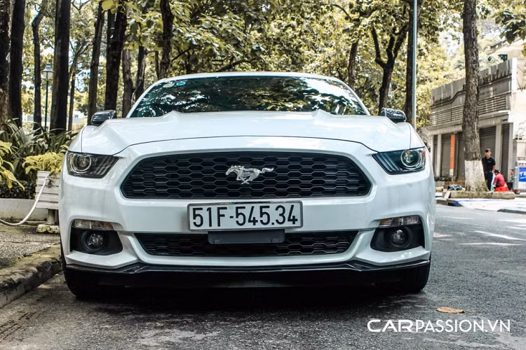 Và cuối cùng nhưng không kém phần quan trọng, đó là những món đồ chơi cho mẫu xe này. Mustang cực kỳ phổ biến ở Việt Nam và chính điều đó khiến cho việc sắm “đồ chơi” cho mẫu xe này trở nên dễ hơn bao giờ hết. Nhiều garage lớn có nhiều kinh nghiệm và “đồ chơi” dành cho mẫu xe này. Dĩ nhiên, Mustang cũng rất dễ độ, bạn có thể lựa chọn nhiều kiểu mâm, body kit hay pô hoặc thậm chí là động cơ với chi phí không quá đắt đỏ.