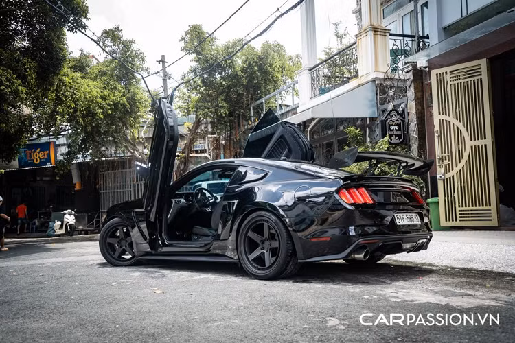 Theo chia sẻ từ người dùng, Ford Mustang EcoBoost đời này lành và ít bị hư vặt so với đời trước cũng như những mẫu xe châu Âu trong cùng phân khúc. Về vấn đề phụ tùng và bảo dưỡng, nước ta không thiếu các gara đã quen với dòng xe thể thao này. Thậm chí, bạn vẫn có thể mang chiếc xe vào các đại lý Ford chính hãng để bảo dưỡng và sửa chữa nếu cần.