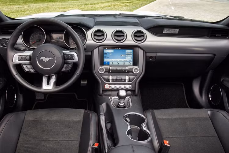 Mặc dù sử dụng động cơ dung tích nhỏ nhưng Ford Mustang EcoBoost vẫn có được khả năng vận hành ấn tượng không thua gì những bản cao cấp hơn. Bạn sẽ vẫn cảm nhận được đuôi xe bị văng mỗi khi nhấn ga mạnh, một cảm giác đặc trưng của Mustang. Tuy nhiên, mẫu xe này vẫn có thể mang đến cảm giác an toàn hơn nếu như bạn không cố tình đánh thức bản chất hoang dã của nó.