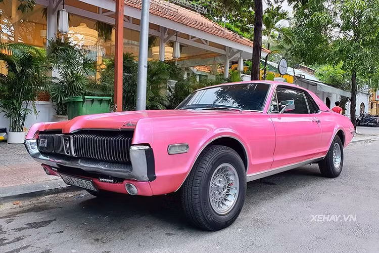  Mercury Cougar XR-7 của Binz thuộc đời 1968, đây là một mẫu xe hàng hiếm ở Việt Nam. Dù đã có hơn 50 năm tuổi đời, chiếc xe này vẫn rất cuốn hút mỗi lần xuất hiện trên phố, nhất là khi nó sở hữu bộ cánh màu hồng siêu nổi bật như hiện tại. Thực ra, trước khi đổi sang "áo hồng", Mercury Cougar XR-7 của Binz đã từng được dán decal đen bóng.