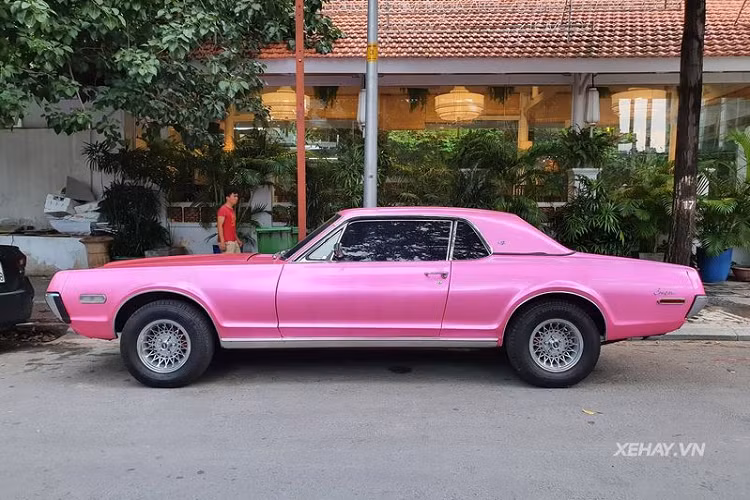 Nổi bật trên chiếc Mercury Cougar màu hồng hiện tại vẫn bộ mâm đa chấu hợp kim màu sáng có thiết kế cổ điển và các chi tiết mạ crôm bóng bẩy như cặp gương chiếu hậu, ốp cản trước, cản sau, cặp ống xả đơn, các thanh dọc trên lưới tản nhiệt, và viền ở khắp xe,…Đây đều là các bộ phận được duy trì từ nguyên bản.