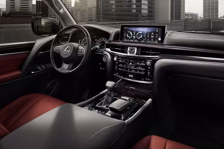 Trái ngược với thiết kế ở phần đầu, hông xe Lexus LX570 2020 lại là những đường nét mềm mại và thanh thoát. Bởi hãng Lexus đã lược bỏ bớt những đường gân dập nổi trên phiên bản mới, thay vào đó là các chi tiết với kiểu dáng đơn giản nhưng không làm mất đi sự cân đối của xe.