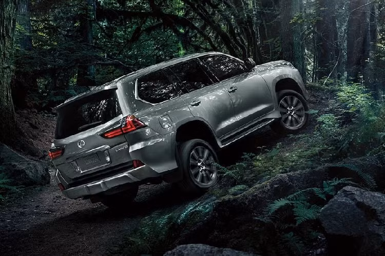Trên logo của mẫu xe SUV Lexus LX570 2020 còn được trang bị thêm một camera hành trình có khả năng hoạt động 360 độ, mang đến khả năng quan sát cùng tầm nhìn rõ ràng, chính xác cho người lái. Nằm nối tiếp và liền mạch với bộ lưới tản nhiệt là cụm đèn trước có thiết kế thanh mảnh, góc cạnh và có đồ hoạ tinh xảo, cuốn hút.