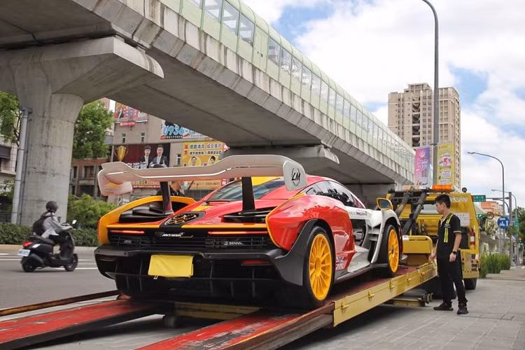 Những chiếc siêu xe triệu đô McLaren Senna LM thực chất là phiên bản đặc biệt hơn của McLaren Senna, hay là bản hợp pháp chạy trên đường phố của McLaren Senna GTR. Siêu phẩm McLaren Senna LeMans vẫn sử dụng khối động cơ V8, dung tích 4.0 lít, tăng áp kép tương tự như bản tiêu chuẩn hay McLaren 720S.