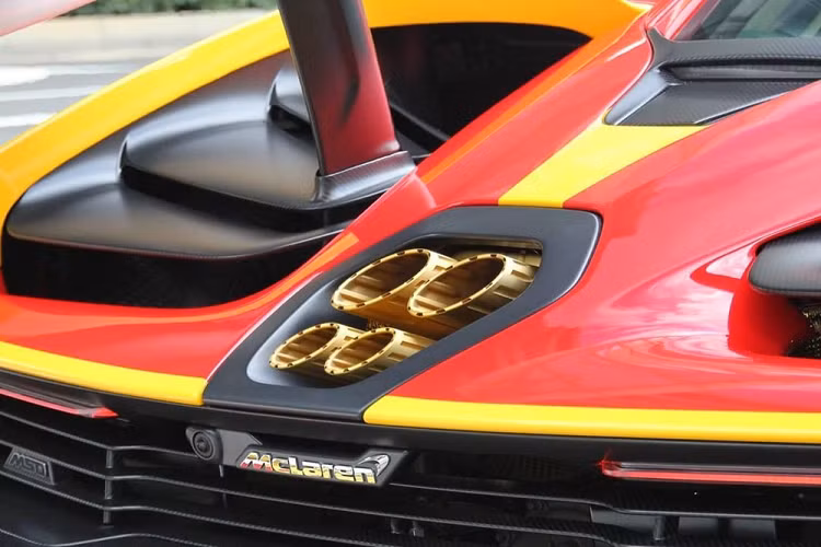 McLaren Senna LM được MSO tạo ra 3 màu sơn chính là trắng-đỏ-vàng. Ngoài ra, còn phải kể đến siêu xe triệu đô McLaren Senna LM có nhiều chi tiết thiết kế khác biệt so với McLaren Senna hay McLaren Senna GTR từ đèn pha, cản va trước/sau, ốp sườn, mâm hay hốc gió trên vòm bánh xe.