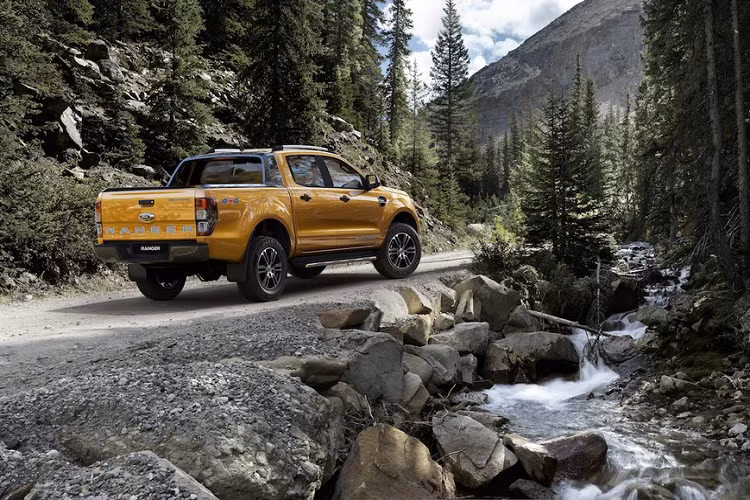 Ranger Limited 2020 được trang bị động cơ tăng áp diesel 2.0L sản sinh công suất 180 mã lực, mô-men xoắn 420 Nm, kết hợp cùng với hộp số tự động 10 cấp.