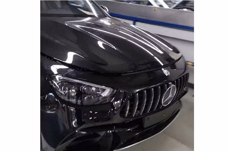 Đáng chú ý, AMG E63 hoặc E63 S với một mặt trước được tái thiết kế cùng mui xe kiểu vỏ sò và lưới tản nhiệt Panamericana. Ngoài ra, nhờ những hình ảnh chúng ta thấy được cụm đèn hậu của E-Class facelift đã được thay đổi thiết kế, trông nó tương tự như cụm đèn hậu của dòng CLS thế hệ mới.