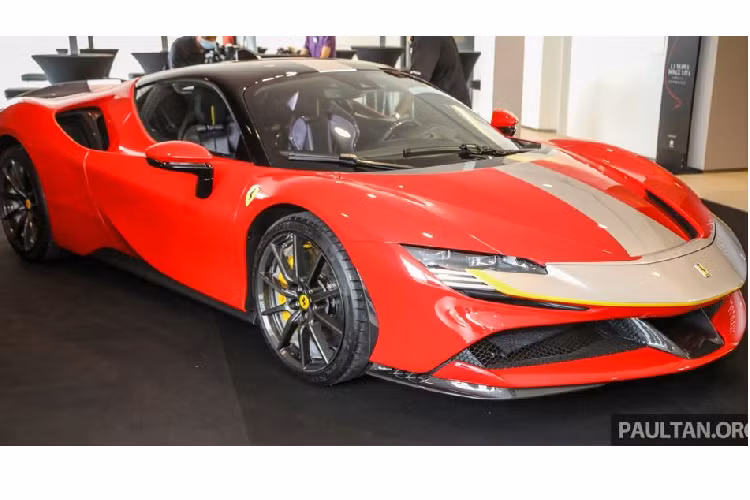 Trong buổi ra mắt vừa rồi, Ferrari chưa tiết lộ các thông tin liên quan tới giá bán của siêu phẩm SF90 Stradale tại thị trường Malaysia. Tuy nhiên, nhìn ngó sang Thái Lan thì mẫu xe này có giá không hề dễ chịu chút nào. Cụ thể, các đại gia Thái Lan khi muốn sở hữu Ferrari SF90 Stradale mới sẽ phải chi ra từ 40,9 triệu Baht (khoảng 30 tỷ đồng).