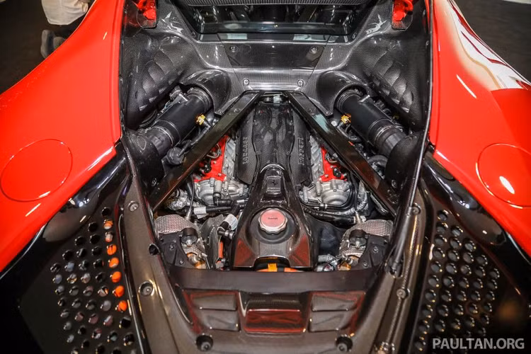 Về truyền động, siêu xe Ferrari SF90 Stradale sử dụng động cơ xăng V8 tăng áp, dung tích 4.0L, cho ra công suất 769 mã lực và 800 Nm mô-men xoắn cực đại. Đi kèm với đó còn là hệ truyền động hybrid với 3 mô-tơ điện, cung cấp thêm 217 mã lực.