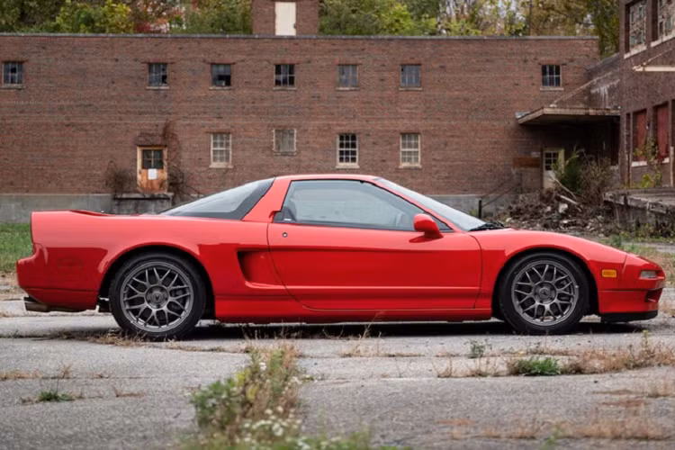 Ví dụ như chiếc xe này, Acura NSX Zanardi Edition đời 1999 này hiện đang được đấu giá trên trang “Bring A Trailer” ở mức 80.000 USD và chưa có dấu hiệu dừng lại. Chiếc Acura NSX thuộc phiên bản này được bán gần nhất được đấu giá và bán với giá 126.000 USD.