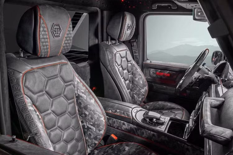 Bên trong khoang nội thất, Star Trooper Pickup Edition xuất hiện với đầy đủ các trang bị như phiên bản 5 cửa bao gồm bộ ghế da in hình rằn ri cùng các điểm nhấn đỏ và tấm trần sao với hiệu ứng đèn đỏ đầy bí ẩn.