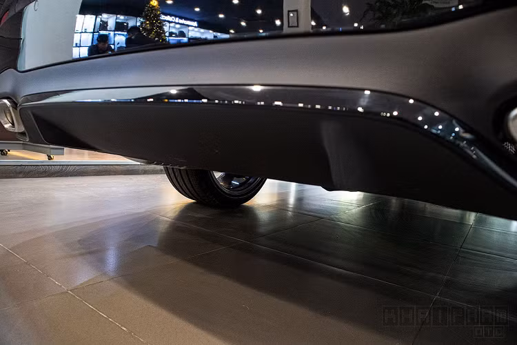 Trong khi đó, mẫu xe hơi mới Mercedes-Benz E300 AMG 2020 đuôi xe không thay đổi nhiều với cụm đèn hậu LED có thiết kế dạng sao rơi, dải crom to bản cùng logo AMG. Ở phần này, có lẽ trang bị đáng tiền nhất của Mer E300 mới là ống xả mạ crom 2 bên giúp chiếc xe này cân đối hơn, cùng với đó cản sau được tích hợp cảm biến.