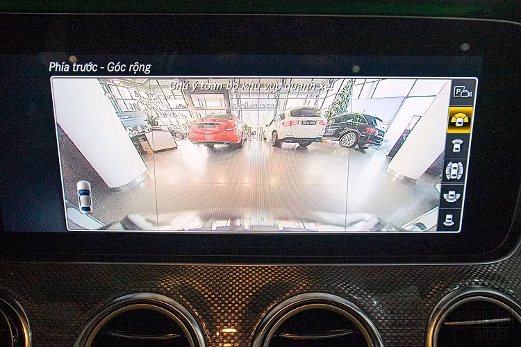 Ghế ngồi trên Mercedes-Benz E300 AMG nâng cấp được bọc da cao cấp với màu nâu, ghế trước chỉnh điện 12 hướng, nhớ 3 vị trí. Hàng ghế sau, Mercedes E300 mang đến không gian rộng rãi với 3 tựa đầu và bệ tỳ tay ở giữa khi không chở đủ tải.