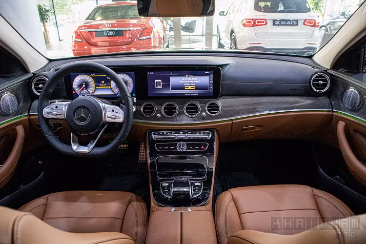 Bước vào khoang lái, Mercedes-Benz E300 AMG 2020 có hệ thống đèn viền nội thất đến 64 màu có thể tuỳ chỉnh độ sáng. Tuy nhiên, phần ấn tượng nhất đến từ bảng táp-lô được ốp sợi kim loại và hệ thống màn hình tràn từ sau lái đến hệ thống giải trí. Đây có thể nói là thiết kế ấn tượng nhất của hãng xe Đức trên những dòng sedan và mới được áp dụng cho Mercedes-Benz GLE300D 2020 mới về nước theo dạng tư nhân.