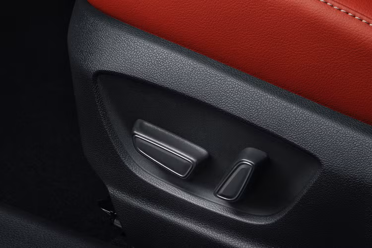 Phiên bản Camry Black Edition đi kèm với nhiều trang bị hỗ trợ người lái như cảnh báo điểm mù, cảnh báo vật cản cắt ngang khi lùi (có phanh tự động) và hệ thống phanh hỗ trợ dừng đỗ (Parking Support Brake).