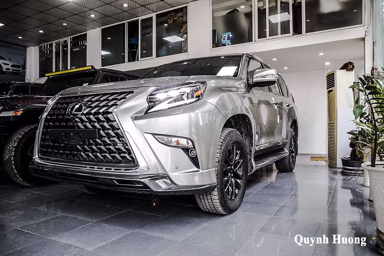 Lexus GX 460 là mẫu SUV chuyên địa hình của thương hiệu xe hơi hạng sang đến từ Nhật Bản. Mẫu xe này được định vị nằm dưới LX570 nên mức giá cũng "mềm" hơn. Ở phiên bản chính hãng, Lexus GX 460 2020 mới được phân phối với mức giá 5,690 tỷ đồng. Tuy nhiên, ngoài lựa chọn hàng chính hãng, người dùng Việt còn tìm đến Lexus GX 460 nhập khẩu Trung Đông với giá nhỉnh hơn nhưng đáp ứng nhiều nhu cầu hơn.