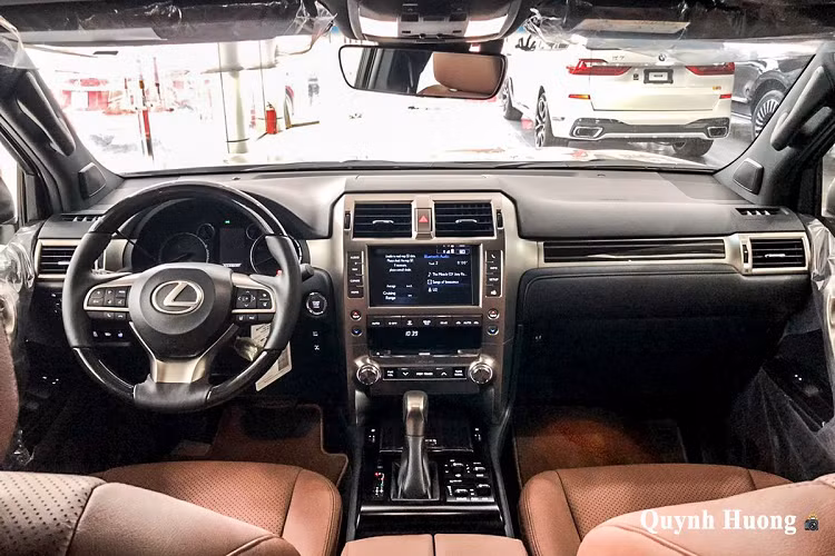 Bước vào khoang cabin, Lexus GX 460 2020 bản nhập khẩu Trung Đông vẫn mang trong mình thiết kế "an toàn", xe không bóng bẩy kiểu LX570 nhưng đủ dùng với những người yêu thích dòng xe này. Lexus GX 460 mới có phần ghế ngồi bọc da toàn bộ, ghế lái chỉnh điện, nhớ vị trí kèm chức năng sưởi và làm mát ghế. Trong khi đó, hàng ghế sau của xe vẫn được trang bị 3 tựa đầu, bệ tỳ tay và hàng ghế cuối có khả năng gập điện.