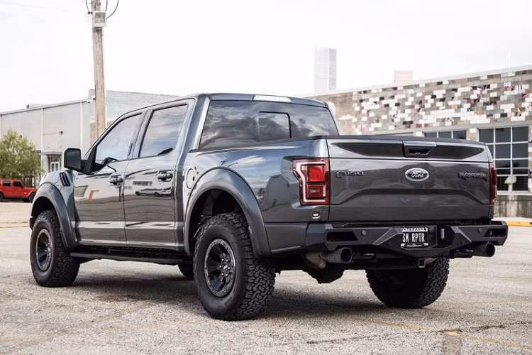 Theo danh sách Bring A Trailer, chiếc xe này từng được Ford thu hồi vào tháng 6/2019 để sửa chữa về khả năng che chắn nhiệt cho cabin và dây đai an toàn phía sau. Chiếc Hennessey F-150 VelociRaptor 500 này mới chỉ qua tay một chủ sở hữu và chạy được quãng đường 35.405 km.