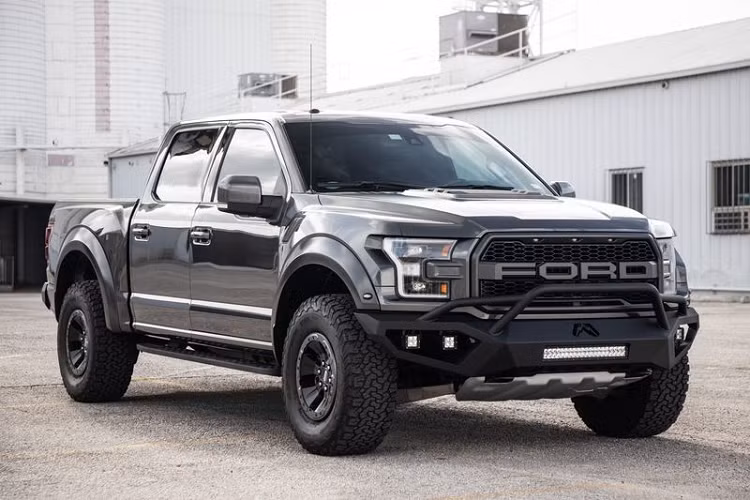 Hennessey Performance đã trang bị gói VelociRaptor 500 cho chiếc Ford F-150 Raptor đời 2017 này, đồng loạt nâng cấp cỗ máy tăng áp kép V6 3.5L, hệ thống cảm ứng lưu lượng cao, ống xả catback bằng thép không gỉ và bộ quản lý động cơ. Một biểu đồ dyno cho thấy chiếc bán tải sau sửa đổi có công suất khoảng 430 mã lực và mô-men xoắn cực đại 465Nm.