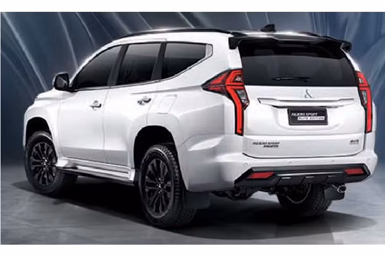 Không có thay đổi gì về động cơ ở phiên bản nâng cấp này, Pajero Sport 2020 mới vẫn sử dụng động cơ Dầu 4cyl 2.4L VG Turbo (mã 4N15) cho công suất tối đa 178 mã lực tại 3.500 vòng/phút và mô-men xoắn cực đại 430Nm có được tại 2.500 vòng/phút. Sức mạnh được truyền xuống cầu sau (2WD) hoặc bốn bánh (4WD - Super Select 4WD-II + có khoá vi sai) thông qua hộp số tự động 8 cấp (8AT).