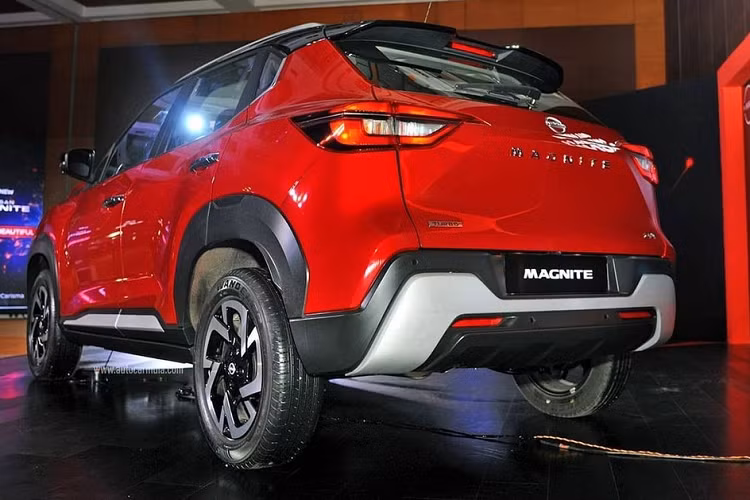 Theo hãng Nissan, động cơ xăng 3 xi-lanh, hút khí tự nhiên, dung tích 1.0 lít của Magnite 2021 tạo ra công suất tối đa 72 mã lực và mô-men xoắn cực đại 96 Nm. Kết hợp với hộp số sàn 5 cấp, động cơ tiêu thụ lượng xăng trung bình 18,75 km/lít (5,3 lít/100 km).