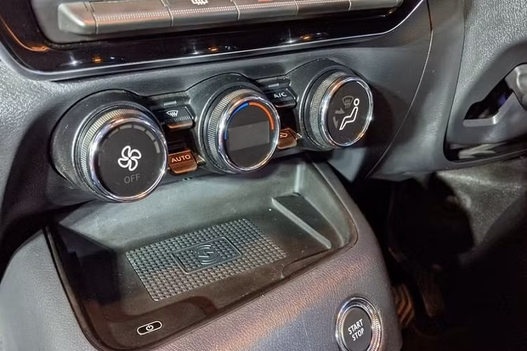 Tại thị trường Ấn Độ, giá xe Nissan Magnite 2021 tương đương 4 phiên bản dao động từ 530.000 - 750.000 Rupee (khoảng 166 - 235 triệu đồng). Bỏ ra số tiền này, khách hàng Ấn Độ sẽ nhận về mẫu SUV cỡ B được trang bị lưới tản nhiệt một mảnh, đèn pha LED, dải đèn LED định vị ban ngày hình chữ L, vành hợp kim 16 inch phối 2 màu, đèn hậu Halogen và cánh gió mui. Ngoài ra, tân binh của thương hiệu Nissan còn có nẹp bao quanh thân xe màu đen và sơn ngoại thất phối 2 màu.
