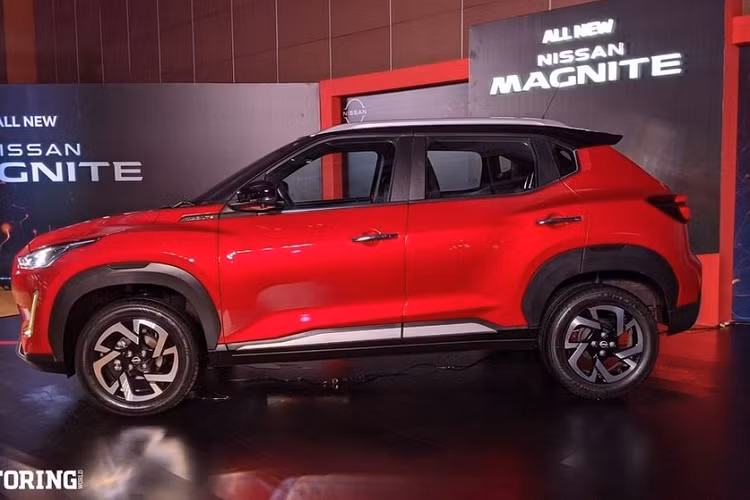 Theo đó, Nissan Magnite 2021 sở hữu chiều dài 3.998 mm, rộng 1.758 mm, cao 1.572 mm và chiều dài cơ sở 2.500 mm. Như vậy, mẫu xe này thấp hơn những đối thủ cùng phân khúc như Hyundai Venue, Kia Sonet hay Suzuki Vitara Brezze trong khi chiều dài cơ sở ngang ngửa. Sở dĩ mẫu xe SUV Nissan Magnite 2021 có chiều dài dưới 4 m là để hưởng ưu đãi thuế của chính phủ Ấn Độ, từ đó giảm giá thành của xe.
