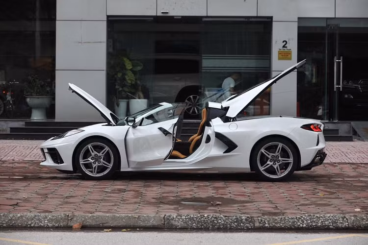 Chevrolet Corvette C8 là mẫu xe thể thao đánh dấu sự thay đổi mang tính bước ngoặt của hãng xe Mỹ - Chevrolet. Với thiết kế đậm chất siêu xe và khối động cơ đặt ở giữa, Corvette C8 nhanh chóng trở thành "thỏi nam châm" thu hút sự chú ý của công chúng ngay từ thời điểm ra mắt.