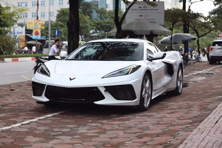 Mới đây, một đơn vị chuyên nhập khẩu các dòng xe sang, siêu xe nổi tiếng ở thủ đô Hà Nội đã đưa về thành công chiếc Chevrolet Corvette C8 2020 mới đầu tiên tại Việt Nam.