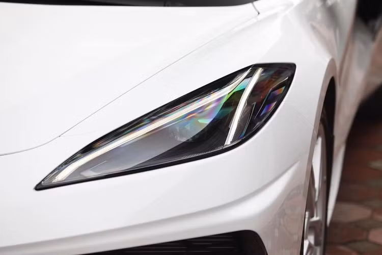 Corvette C8 thế hệ mới có 3 tùy chọn cấu hình ghế ngồi bao gồm: GT1, GT2 và Competition Sport sử dụng nhiều vật liệu da Mulan/ Nappa và trang trí carbon khác nhau. Cung cấp sức mạnh cho Corvette C8 chính là khối động cơ V8 dung tích 6.2L Small Block LT2 thế hệ tiếp theo của Chevy, GM cho biết đây là khối động cơ V8 hút khí tự nhiên (N/A) duy nhất trong phân khúc cho công suất tối đa 495 mã lực và mô-men xoắn cực đại 637Nm.