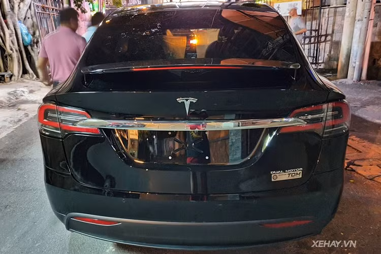 Điểm nhấn ngoại thất của chiếc Model X này nằm ở màu sơn đen mạnh mẽ, hệ thống đèn chiếu sáng đều là dạng LED, la-zăng 22 inch sơn đồng màu thân xe, cụm phanh Brembo màu đỏ nổi bật, cửa sau dạng cánh chim cắt kéo có thể mở lên / đóng xuống dễ dàng dù xe đỗ ở khu vực hẹp. Bên cạnh đó, Tesla Model X còn là chiếc xe thương mại đầu tiên có bộ lọc HEPA đặt ở mặt trước của xe, giúp không khí bên trong cabin luôn đảm bảo sạch sẽ, không phụ thuộc chất lượng không khí bên ngoài.