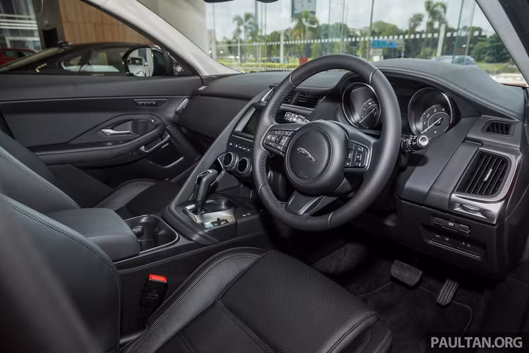 Jaguar E-Pace P200 sở hữu tính năng Smart Settings, giúp việc sử dụng các tiện nghi trên xe đơn giản hơn. Kết hợp chìa khóa truyền thống và điện thoại, tính năng này tự động nhận diện người lái và có thể ghi nhớ các cài đặt riêng bao gồm vị trí ghế ngồi, vị trí gương hay kênh giải trí ưa thích. 