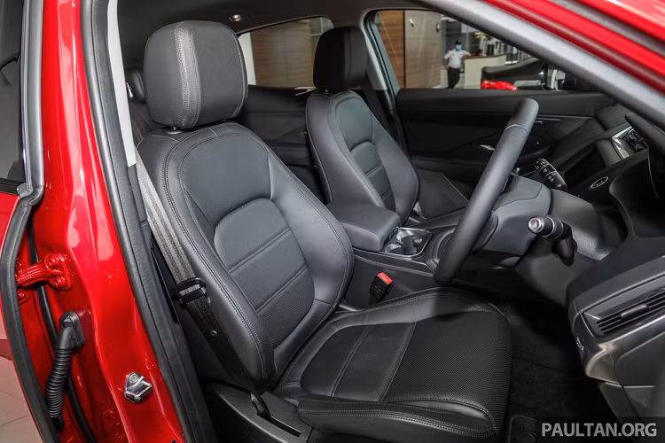 Những trang bị an toàn trên Jaguar E-Pace P200 gồm cảnh báo chệch làn đường, hỗ trợ giữ làn đường, cảnh báo mất tập trung, hệ thống 6 túi khí. 