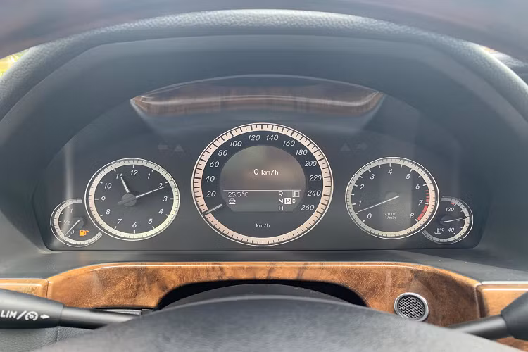 Là mẫu xe đầu bảng ở thời điểm đó, Mercedes-Benz E300 có danh sách dài các trang bị tiện ích như 2 ghế trước chỉnh điện và có nhớ vị trí, cửa sổ trời cho cả 3 hàng ghế, cần số điện tử sau vô lăng, toàn bộ nội thất bọc da cao cấp và ốp gỗ sang trọng. Vô lăng có các lẫy chuyển số phía sau và được điều chỉnh điện 4 hướng, chỉnh rèm sau bằng điện, hệ thống cảnh báo áp suất lốp.