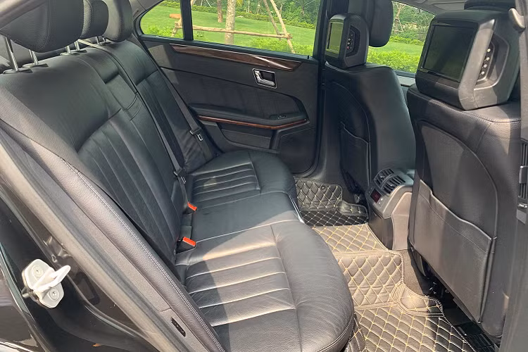 Mercedes-Benz E300 có kích thước dài x rộng x cao lần lượt 4.868 x 1.854 x 1.465 (mm), chiều dài trục cơ sở 2.874 mm (tăng 20 mm so với phiên bản trước), khoang hành lý có dung tích 540 lít. Thân xe có những đường nét cổ điển và cứng cáp, chẳng hạn như đường chỉ dọc tay nắm cửa.