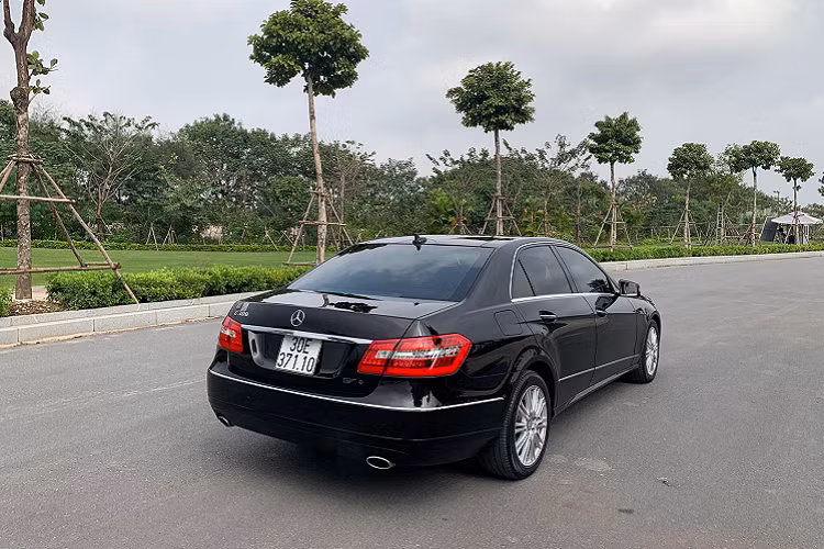 Cụ thể, một chiếc Mercedes-Benz E300 đời 2012, đã lăn bánh khoảng 70.000 km rao bán với giá 855 triệu đồng. Mức giá này tương đương với các dòng xe sedan hạng C đời mới như Mazda3, Honda Civic hay Toyota Corolla Altis. Tất nhiên, dù là xe cũ nhưng Mercedes-Benz E300 vẫn là chiếc sedan đẳng cấp hơn nhiều.