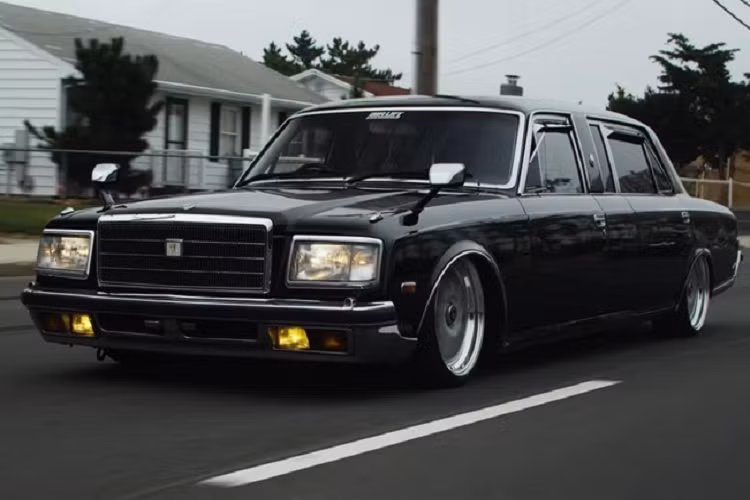 Trong mắt nhiều người, mẫu xe sang Toyota Century là một trong những mẫu sedan thú vị nhất trên thế giới. Nó đã ra đời kể từ thập niên 1960 thế nhưng chỉ có những người mê xe cuồng nhiệt mới biết đến sự tồn tại của nó.