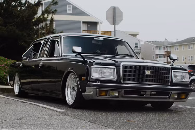 Nhìn chung, ta có thể công nhận rằng Toyota Century có thể không sang trọng và tinh vi như một chiếc Mercedes-Benz S-Class hoặc BMW 7 Series mới, nhưng có một điều rất đặc biệt ở Century mà không một chiếc xe nào khác có thể sánh được.