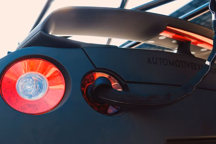 Để đảm bảo chiếc xe có thể chạy theo kịp mẫu GT-R Nismo trên đường đua, Calo đã thay thế thân xe nguyên bản bằng vật liệu nhôm. Ngoài ra, GT-R phiên bản quay phim còn phải mang theo hệ thống giá đỡ máy quay được làm từ sợi carbon.