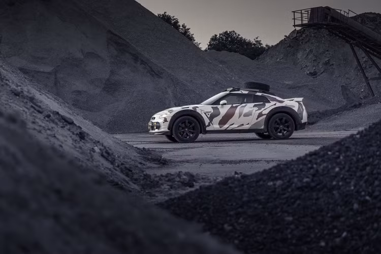 Vừa qua, nhóm độ này đã giới thiệu bản độ Nissan GT-R Godzilla 2.0, dựa trên nguyên mẫu GT-R 2010. Bên cạnh những thay đổi, nâng cấp về ngoại hình như màu sơn và họa tiết rằn ri, bộ vành, ốp vòm lốp, đèn sương mù hay thanh LED trợ sáng và lốp dự phòng gắn nóc, chiếc GT-R còn được tùy biến lại hệ thống treo, nhằm giúp xe vận hành linh hoạt hơn.