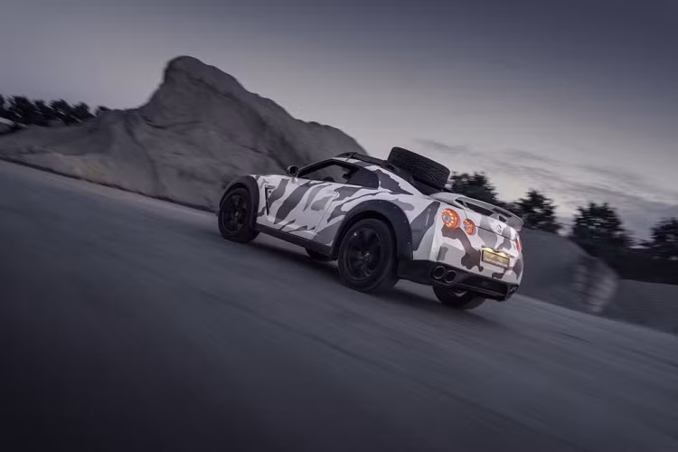 Cụ thể, hệ thống treo của Nissan GT-R Godzilla 2.0 đã được Classic Youngtimers Consultancy căn chỉnh lại. Nhờ đó, khoảng sáng gầm của xe tăng lên mức 120 mm, thích hợp hơn với việc chạy trên các cung đường xấu và gồ ghề.