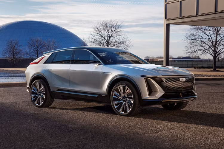 Cadillac vừa vén màn mẫu SUV chạy điện Lyriq sau 4 tháng bị hoãn. Theo kế hoạch ban đầu, Cadillac Lyriq 2021 mới được giới thiệu vào ngày 2/4 tại Los Angeles. Hồi tháng 3, dịch Covid-19 diễn biến phức tạp tại thành phố này nên buổi ra mắt Lyriq bị hoãn lại.