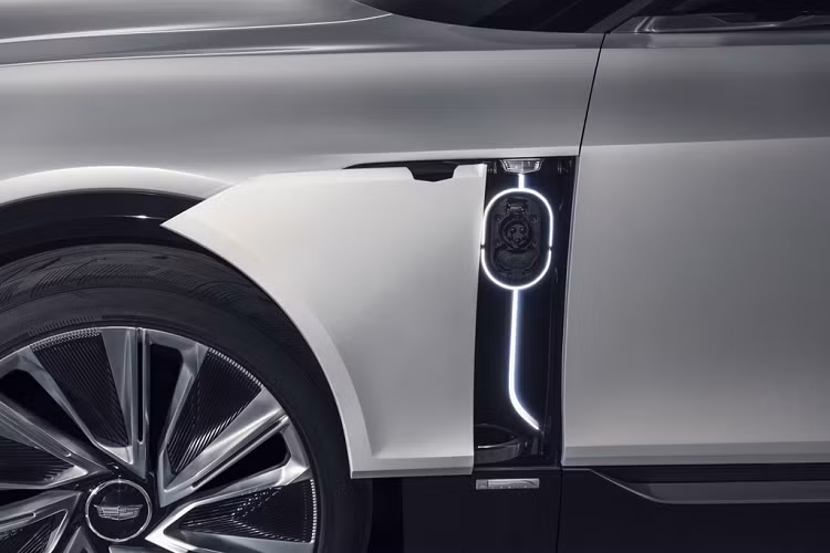 Với dung lượng 100 kWh, gói pin Ultium có thể cung cấp cho Lyriq quãng đường di chuyển tối đa khoảng 480 km. Gói pin này được sạc với bộ sạc xoay chiều 150 kW. Theo Cadillac, nhờ đặt gói pin ở vị trí thích hợp mà Lyriq có trọng tâm thấp hơn và đạt tỷ lệ phân bổ khối lượng trước/sau 50:50. Điều này giúp chiếc SUV phản ứng nhanh nhạy hơn hơn khi vận hành.