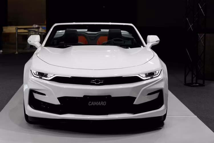 Được xây dụng trên nền tảng thế hệ thứ 6 của dòng xe này, Camaro SS sẽ được trang bị động cơ V8 dung tích 6,2 lít sản sinh công suất cực đại 447 mã lực và mô-men xoắn cực đại 617 Nm, tuy nhiên xe sẽ chỉ được trang bị kèm với hộp số tự động 10 cấp.