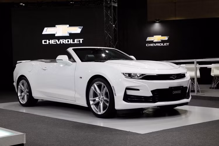 Bên cạnh bản Heritage Edition, Chevrolet cũng giới thiệu đến thị trường Nhật Bản phiên bản nâng cấp giữa vòng đời của mẫu xe cơ bắp này.