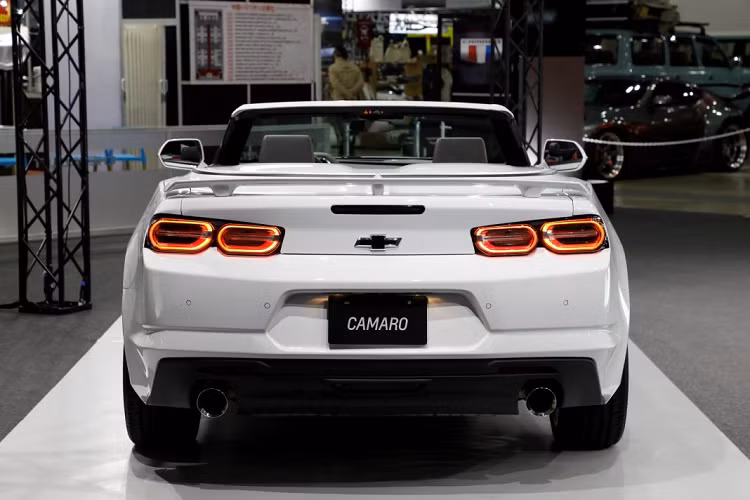 Ở biến thể thấp hơn, Camaro RS LT 2020 mới sẽ được trang bị động cơ bốn xy-lanh, dung tích 2,0 lít tăng áp, tạo ra công suất 271 mã lực và mô-men xoắn 400 Nm, kết hợp cùng hộp số tự động 8 cấp.