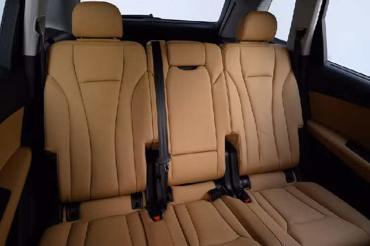 Đầu tháng 3, hình ảnh Audi Q7 bản facelift đang khui công được lan truyền trên mạng xã hội tại Việt Nam. Chiếc Q7 này thuộc phiên bản 55 TFSI, cao cấp hơn phiên bản ra mắt tại Thái Lan. Q7 55 TFSI được trang bị động cơ tăng áp 3.0L 6 xy-lanh, cho công suất 335 mã lực, mô-men xoắn 500 Nm, tăng tốc 0-100 km/h trong 5,7 giây.