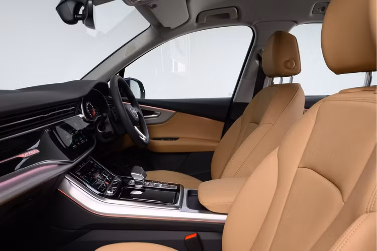 Audi Q7 được trang bị hệ thống thông tin giải trí MMI Radio, kết nối Audi Connect, buồng lái ảo, hàng ghế trước điều chỉnh điện, điều hòa 2 vùng, cốp đóng/mở điện và đèn viền nội thất. Phiên bản S-line có thêm điều hòa 4 vùng độc lập, dàn âm thanh Bose cao cấp.